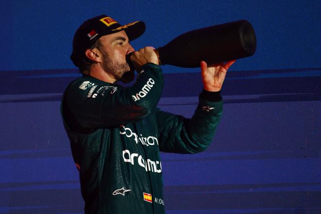 Fernando Alonso, bebiendo champán en el podio