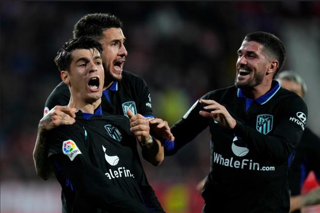 Morata celebra con Giménez y De Paul su gol en el Girona-Atlético (Foto: EFE).