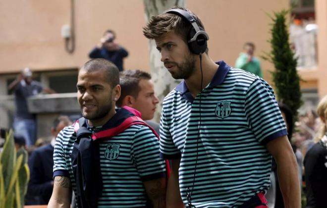 Dani Alves y Gerard Piqué, en un viaje del Barcelona (Foto: EFE).
