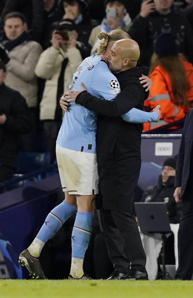 Pep Guardiola y Haaland se abrazan cuando fue sustituido (Foto: Cordon press)