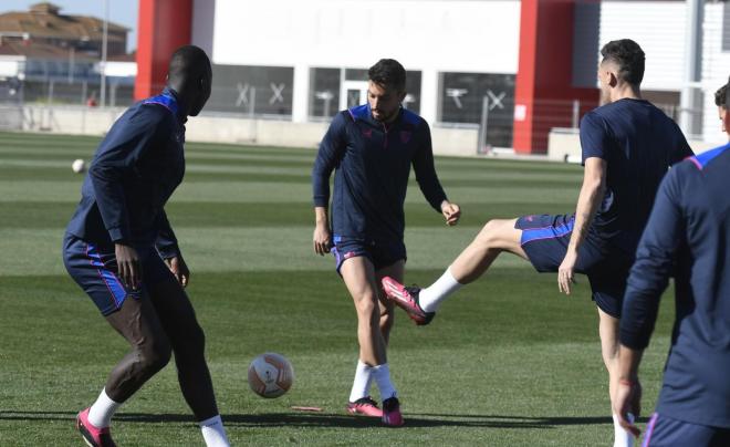 Alex Telles en el entrenamiento del Miércoles con el Sevilla. (Foto: Kiko Hurtado).