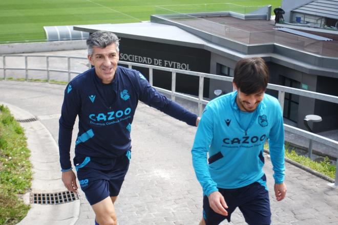 Imanol Alguacil y David Silva se dirigen al entrenamiento en Zubieta (Foto: Giovanni Batista).