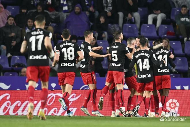 Los jugadores del Athletic celebran el gol de Iñigo Martinez al Valladolid (Foto: LaLiga).