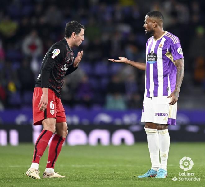 Vesga y Larin discuten en el Valladolid-Athletic (foto: LaLiga).