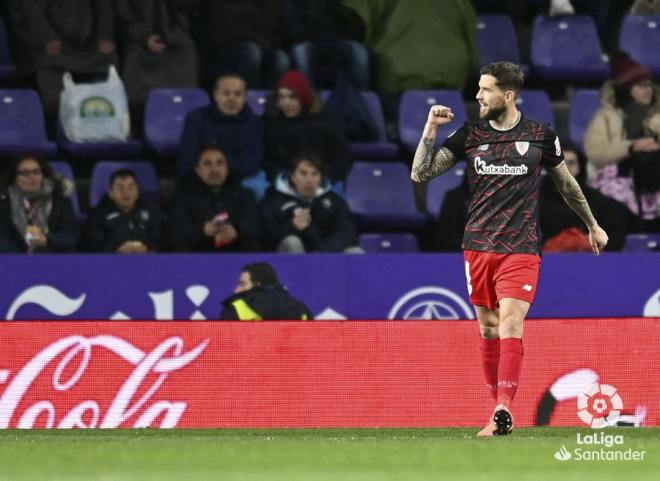 Iñigo Martínez celebra su gol al Valladolid (Foto: LaLiga).