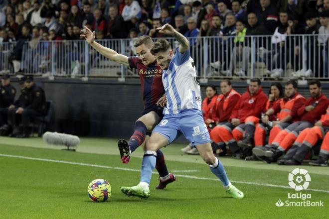 Jorge de Frutos pugna con Cristian en el Málaga - Levante (Foto: LaLiga).
