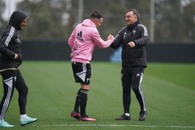 Aspas y Carvalhal se funden en un abrazo. (Foto: RC Celta)