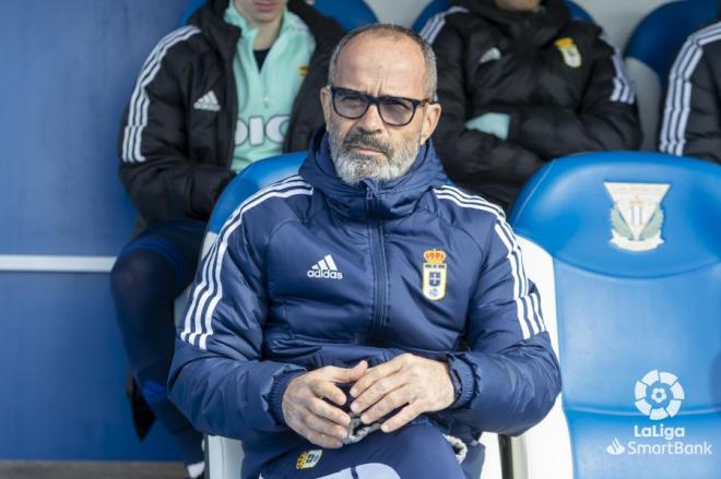 El técnico del Real Oviedo, Álvaro Cervera, en el banquillo carbayón en Butarque (Foto: LaLiga).