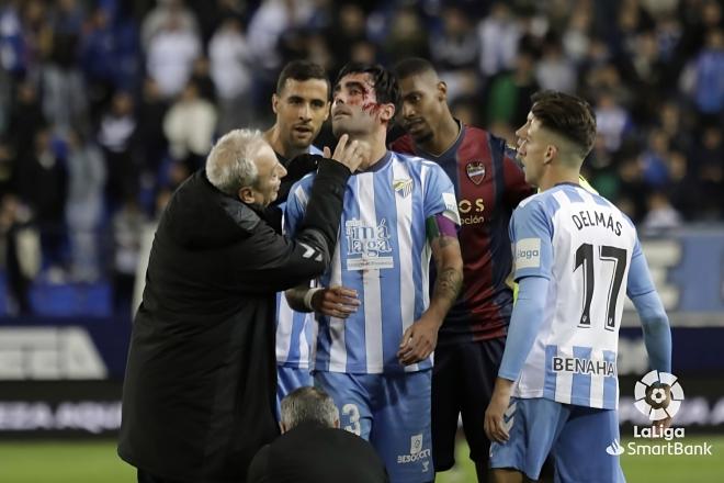 Alberto Escassi, con una brecha en la cabeza en el Málaga - Levante (Foto: LaLiga).