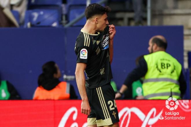Gabri Veiga se besa el escudo ante el Espanyol en Cornellá (Foto: LaLiga).