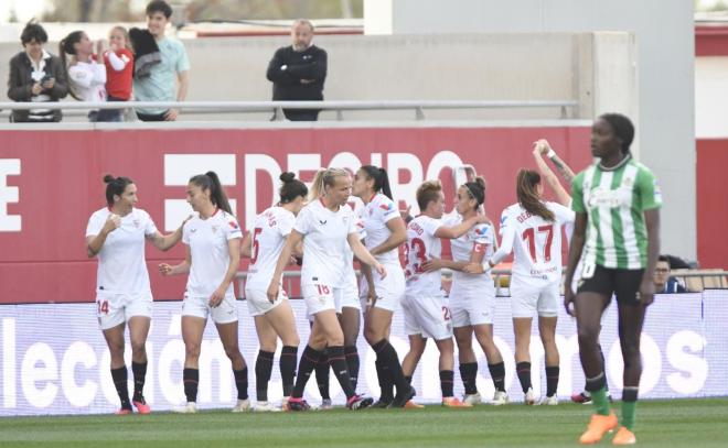 Rosa Otermín celebra su gol en el Sevilla Femenino - Betis Féminas (Foto: Kiko Hurtado)