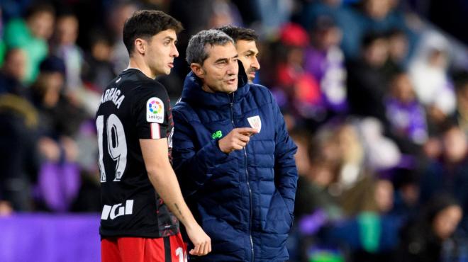 Oier Zarraga y Ernesto Valverde hablan en el partido ante el Real Valladolid en Zorrilla (Foto: Athletic Club).