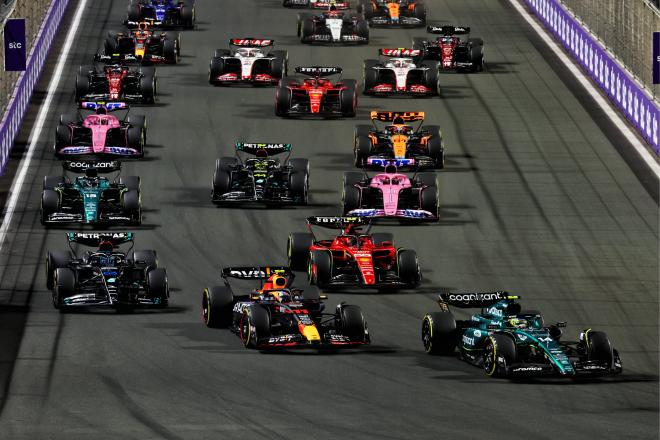 La salida de todos los coches en el Gran Premio de Arabia Saudí (Foto: Cordon Press).