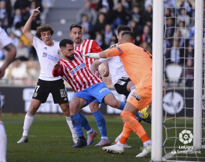 Pablo Insua salva un gol en Burgos ante la mirada de Cuéllar. (Foto: LaLiga)
