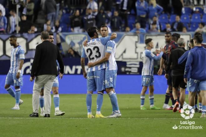 Escassi y Esteban Burgos se abrazan llorando tras el Málaga - Levante (Foto: LaLiga).