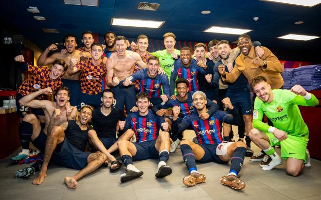 Los jugadores del Barcelona celebran en el vestuario el triunfo en el Clásico (Foto: FCB).
