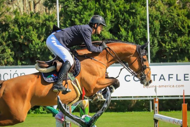 El irlandés Billy Twomey y ‘Lady Lou’ gana el Pequeño Gran Premio La Equina.