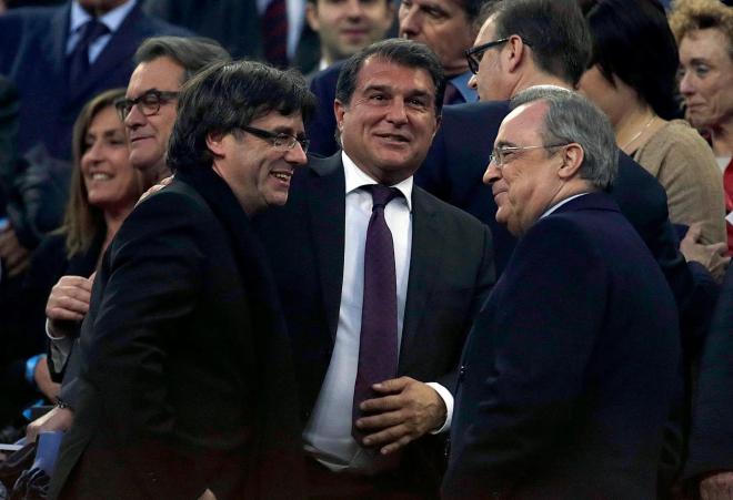 Carles Puigdemont, junto a Joan Laporta y Florentino Pérez en el palco del Camp Nou (Foto: EFE).