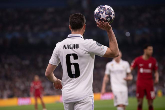 Nacho, renovación pendiente de Florentino, con el balón en una mano durante el Real Madrid-Liverpool de Champions (FOTO: Cordón Press