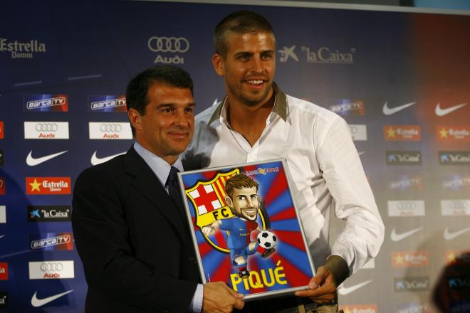 Laporta y Piqué, en la presentación como nuevo jugador del Barça en 2008 (Foto: Cordon press)