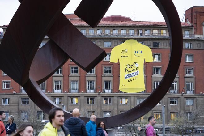 El maillot amarillo gigante del Tour de Francia que luce ya Bilbao.