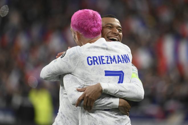 Griezmann y Mbappé celebran un gol en el Francia-Países Bajos (Foto: Cordon Press).