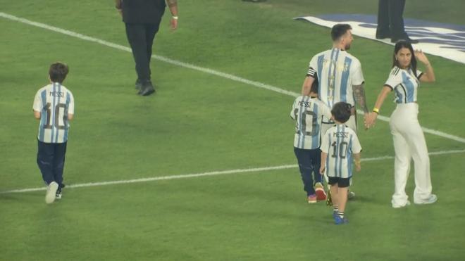 Leo Messi, junto a Antonela y sus hijos en el Monumental este jueves