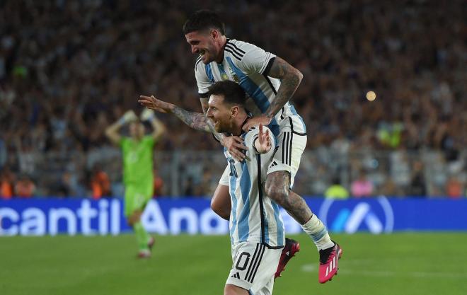 Messi y de Paul, celebrando el tanto de falta del 10 (Foto: Cordon Press).