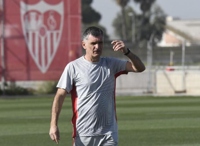 Mendilibar dirige una sesión de entrenamiento del Sevilla (Foto: Kiko Hurtado)