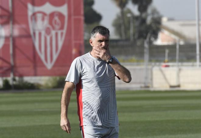 Mendilibar dirige la sesión del Sevilla (Foto: Kiko Hurtado)