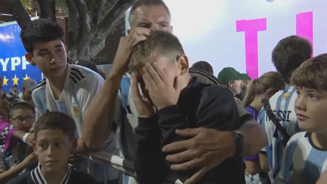 Un niño argentino llora al no poder entrar al Monumental