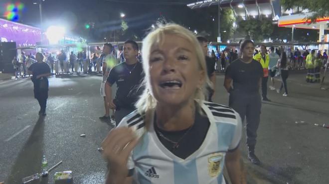 Una hincha argentina explica a cámara su enfado al haber sido estafada