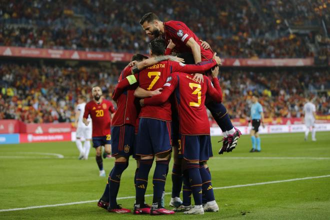 Los jugadores de España celebran el gol de Dani Olmo ante Noruega (FOTO: EFE).