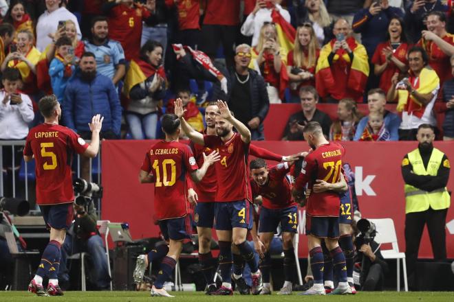 Joselu celebra con sus compañeros uno de sus goles (FOTO: EFE).