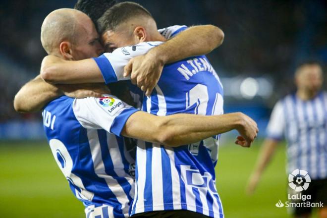 Los jugadores del Alavés celebran el gol de Juan Soriano.