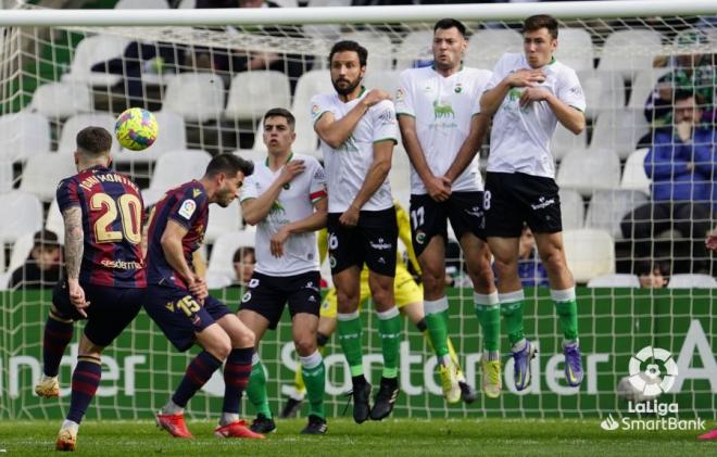Gol de Joni Montiel en el Racing - Levante (Foto: LaLiga).