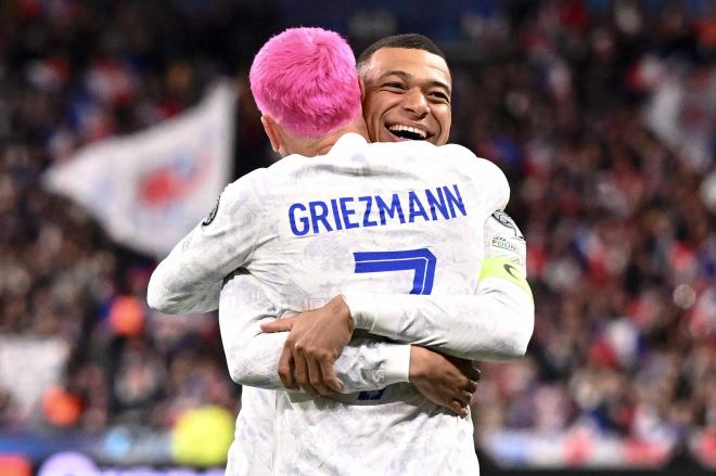 Antoine Griezmann se abraza a Mbappé tras un gol de Francia (Foto: Cordon Press).