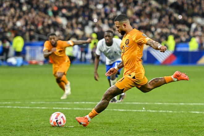 Memphis Depay dispara un penalti en el Países Bajos-Francia. Fuente: Cordon Press