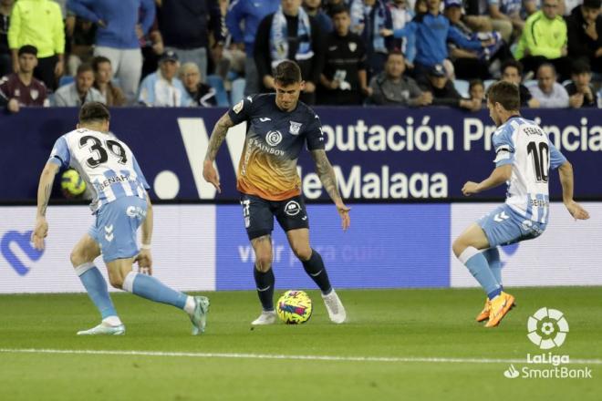 Cristian y Febas enciman a un rival en el Málaga-Leganés (Foto: LaLiga).
