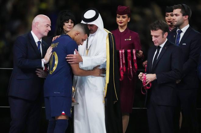 Tamim bin Hamad Al Thani, emir de Qatar, junto a Gianni Infantino, le entrega una medalla a Kylian