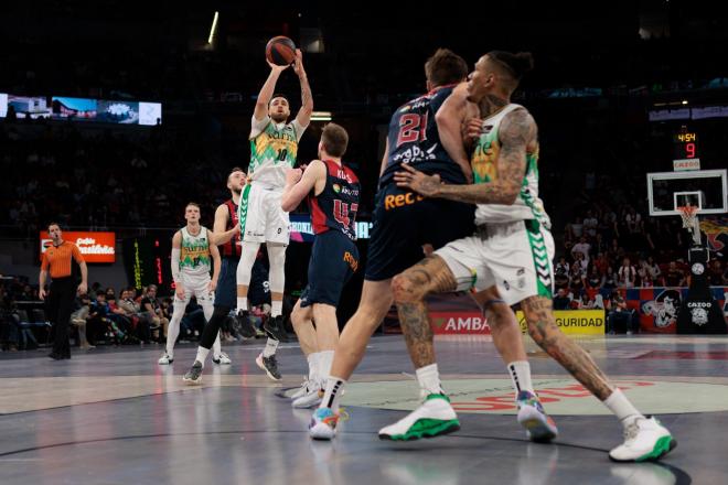Francis Alonso, del Bilbao Basket, lanza en el derbi ante el Baskonia en Gasteiz.