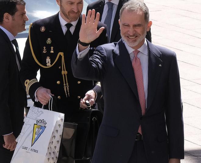 El Rey Felipe VI y una bolsa del Cádiz.