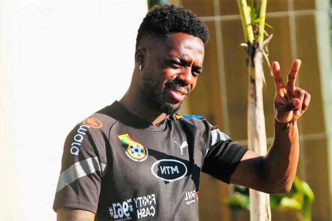 Saludo del 'Black Star' de Ghana Iñaki Williams, delantero del Athletic Club.