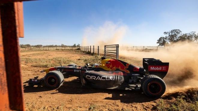 Ricciardo, conduciendo el RB7 por cualquier tipo de terreno en Australia. (@redbullracing)