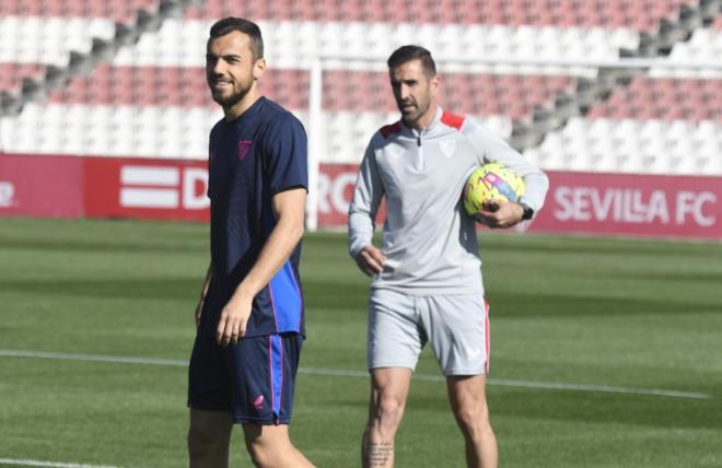 Joan Jordán y Juan Díaz, en un entrenamiento del Sevilla FC (Foto: Kiko Hurtado).