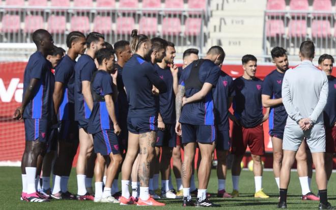 Los jugadores del Sevilla, en el entrenamiento de este miércoles (Foto: Kiko Hurtado).