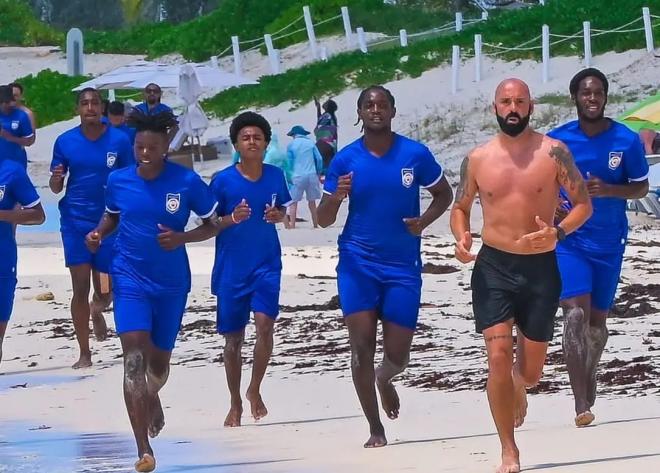 Julen Esnaola entrena en la playa con los jugadores de Anguila.
