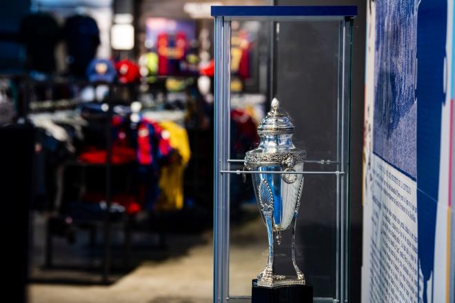 La Copa de la República, expuesta en la tienda del Ciutat. (Foto: LUD)