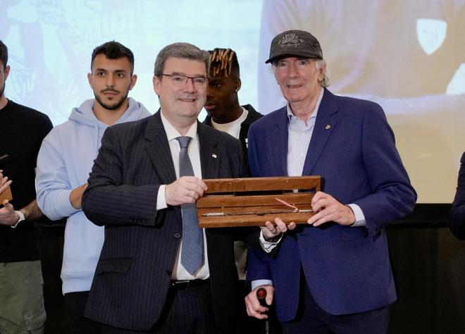 El alcalde Aburto entrega una makila a Iribar en la presentación del Dani Güeñes Trophy (Foto: Athletic Club).