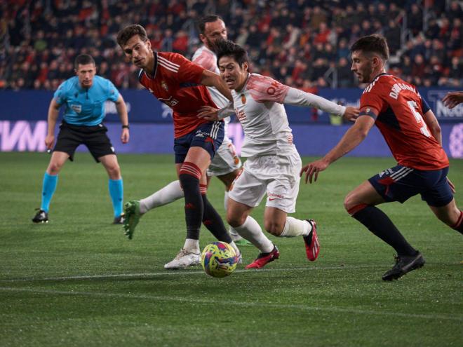 Disputa durante el partido Osasuna-Mallorca. Fuente: Cordon Press